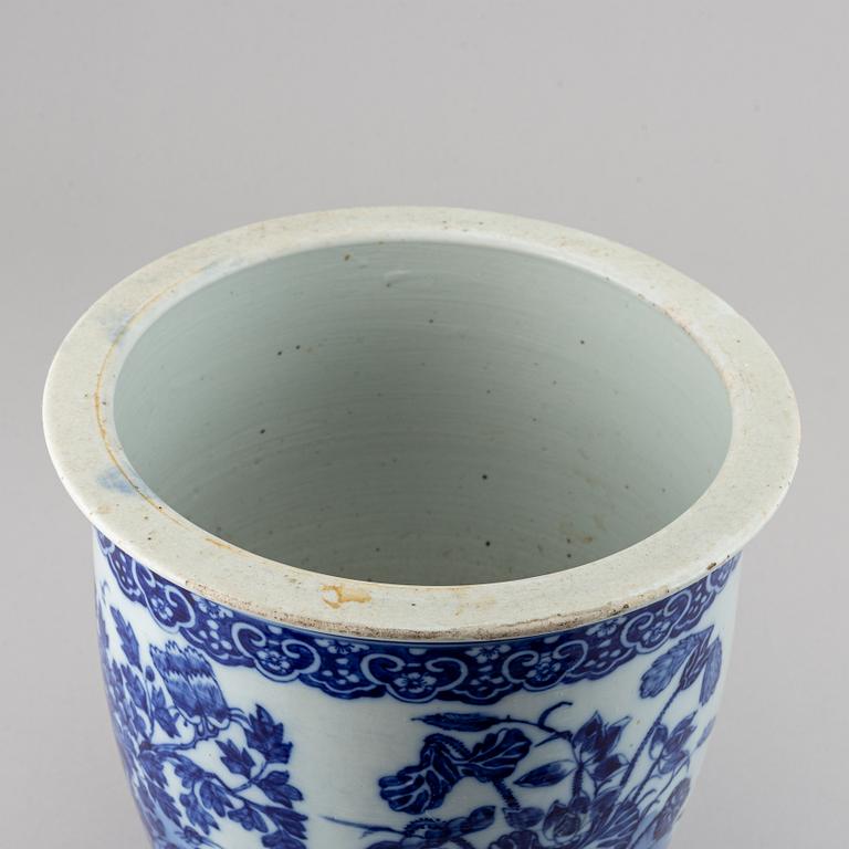 A blue and white flower pot, late Qing dynasty.