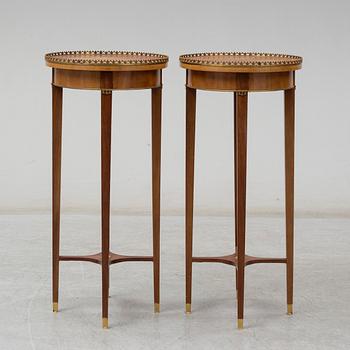 SALONGSBORD SAMT LAMPBORD, ett par, Sengustaviansk stil, tidigt 1900-tal.