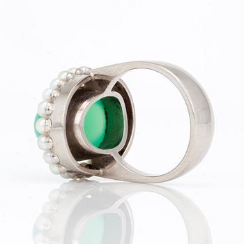 RING with natural pearls and cabochon-cut chrysophrase.