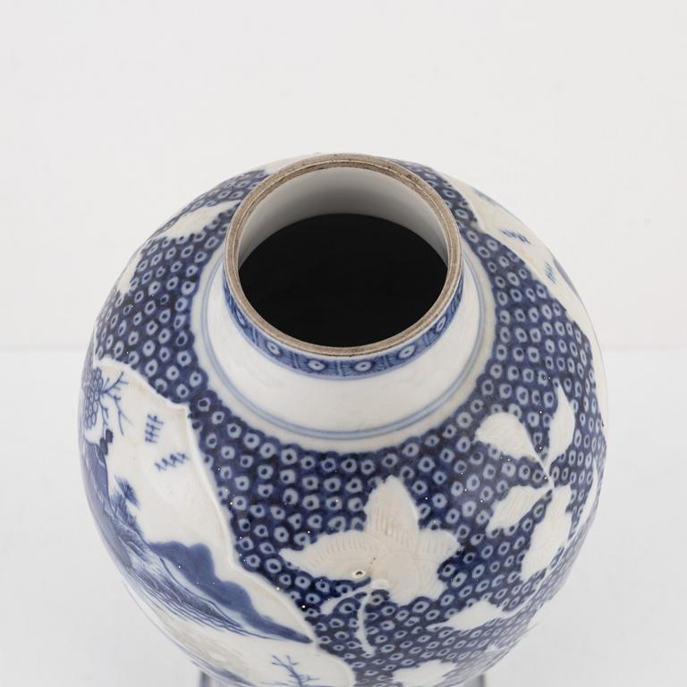 A blue and white vase with cover, Qing dynasty, 18th Century.