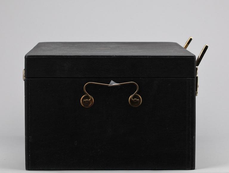 BESTICKSERVIS i SCHATULL, 89 delar, silver, "Svensk spetsig", olika tillverkare, bla Tork i Stockholm. Tot ca 3400 gram.