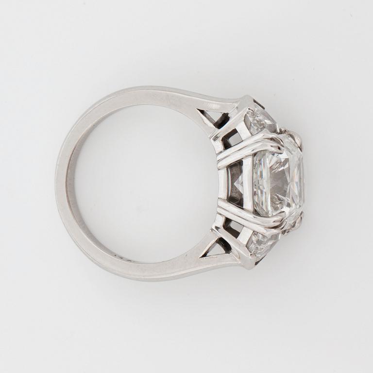 Ring med en cushionslipad diamant, 5.50 ct, G/VVS2. Epauletteslipade sidostenar 1.16 ct totalt.