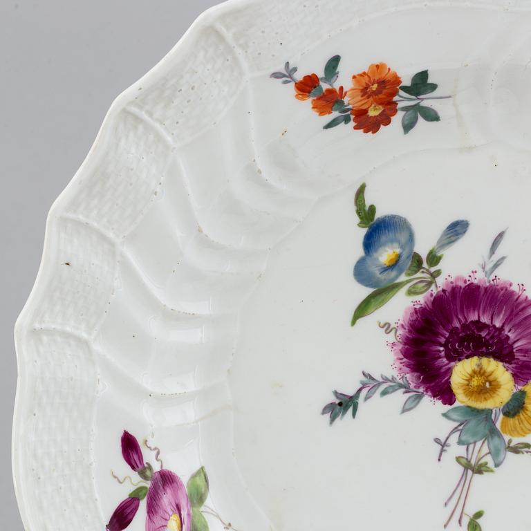 13 Meissen porcelain dishes, and a serving dish, punktzeit (1756-1773).