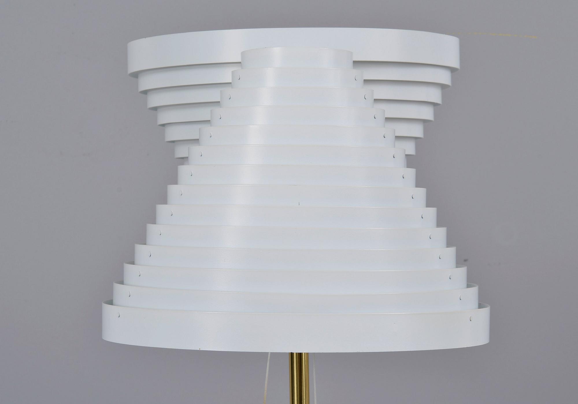 Alvar Aalto, GOLVLAMPA A 810.