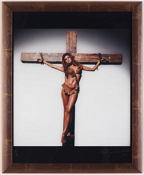 Terry O'Neill, "Raquel Welch on the Cross, Los Angeles", 1970.