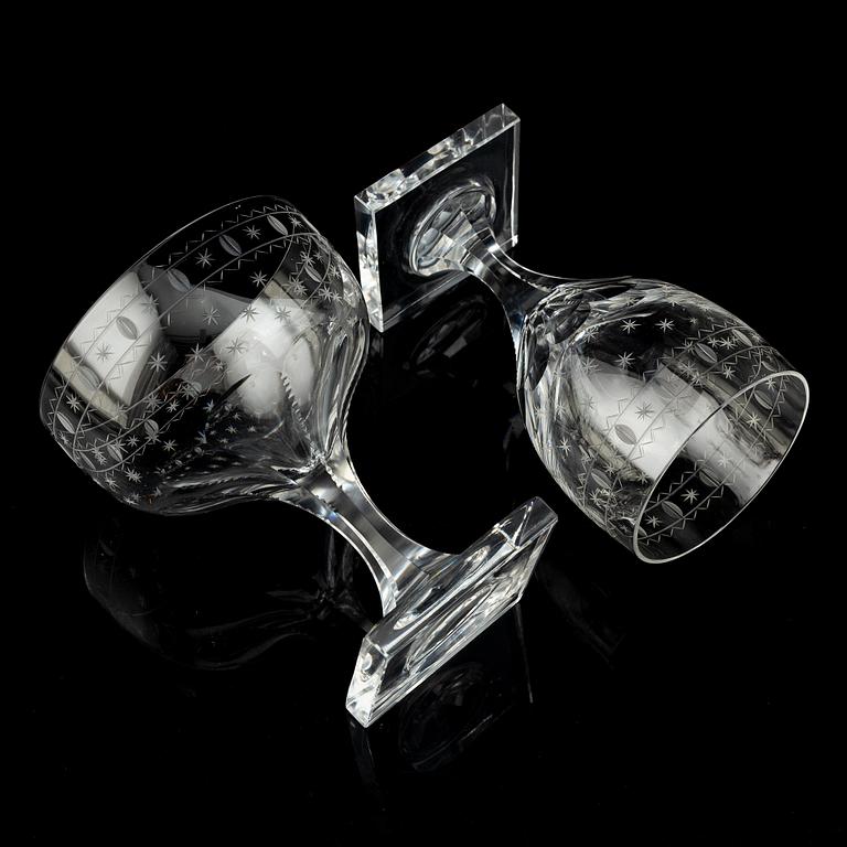 A 58-piece glasservice.