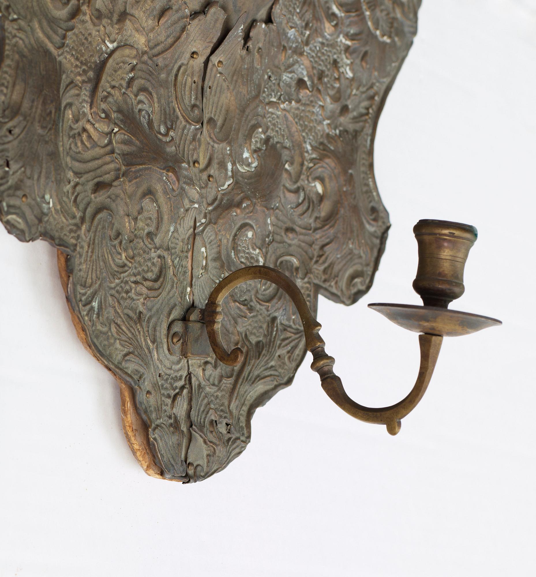 LJUSPLÅTAR, för ett ljus, ett par, försilvrad mässing.  Rokoko, 1700-talets andra hälft.