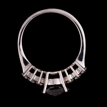 RING, 18K vitguld, svart färgad diamant, 3,09 ct, sidodiamanter tot. 0,32 ct. Vikt 5,6 g. Intyg 336.