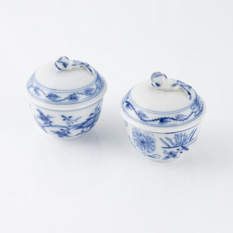 Meissen, a group of nine Zwiebelmuster porcelain pieces, Meissen.