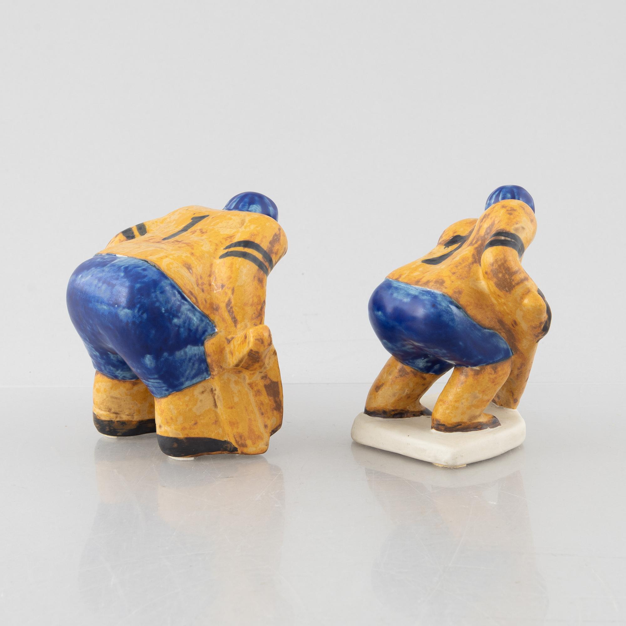 Lisa Larson, figuriner, 2 st, stengods, "Ishockeyspelare", Gustavsberg.