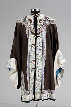 542. A Chinese silk gown, early 20th cent.