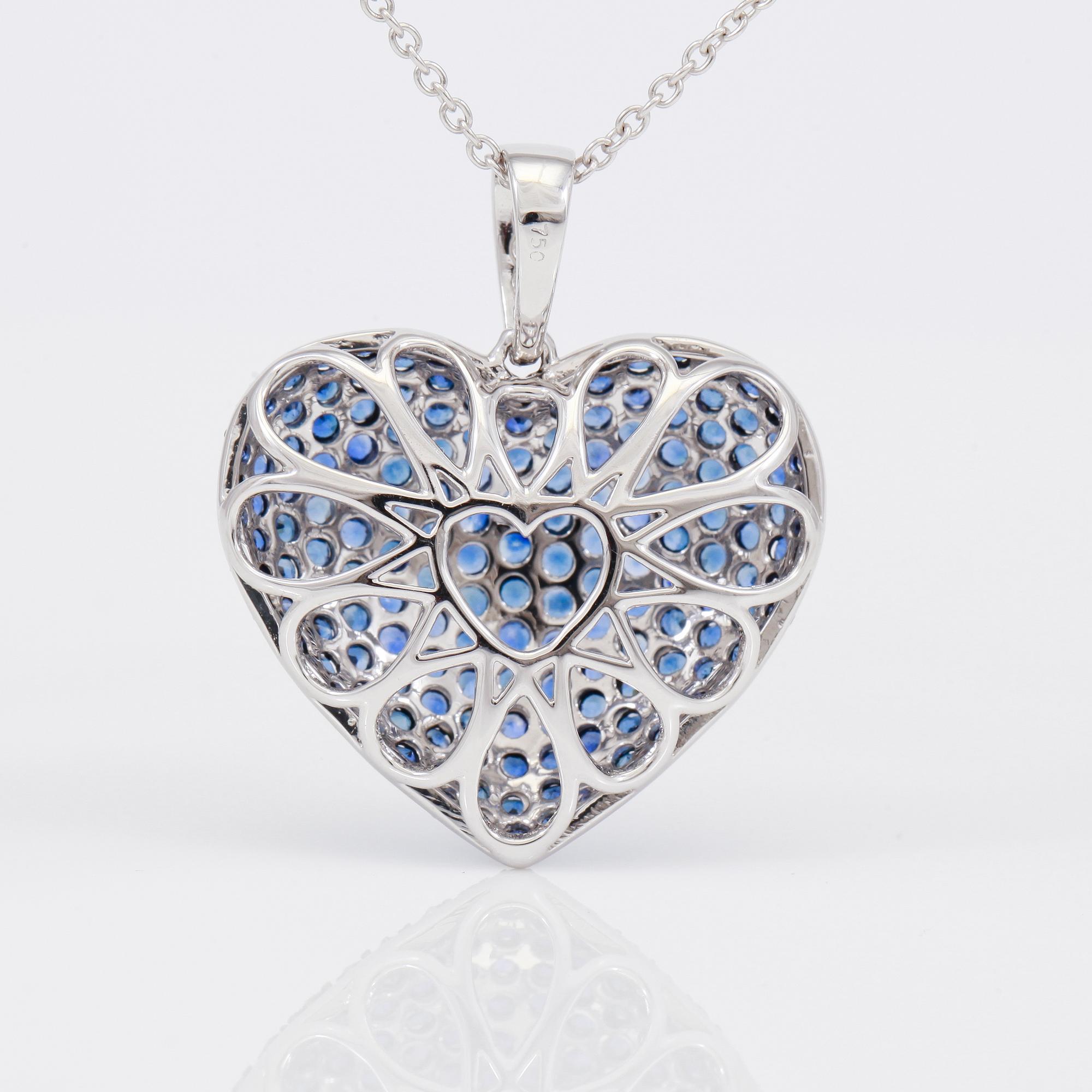 HÄNGE MED KEDJA, blå safirer totalt ca 2,50 ct, mindre diamanter totalt ca 0,05 ct.