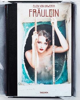 ELLEN VON UNWERTH, "Fräulein" Art Edition A, bok och gelatinsilverfotografi signerad och numrerad 77/100.