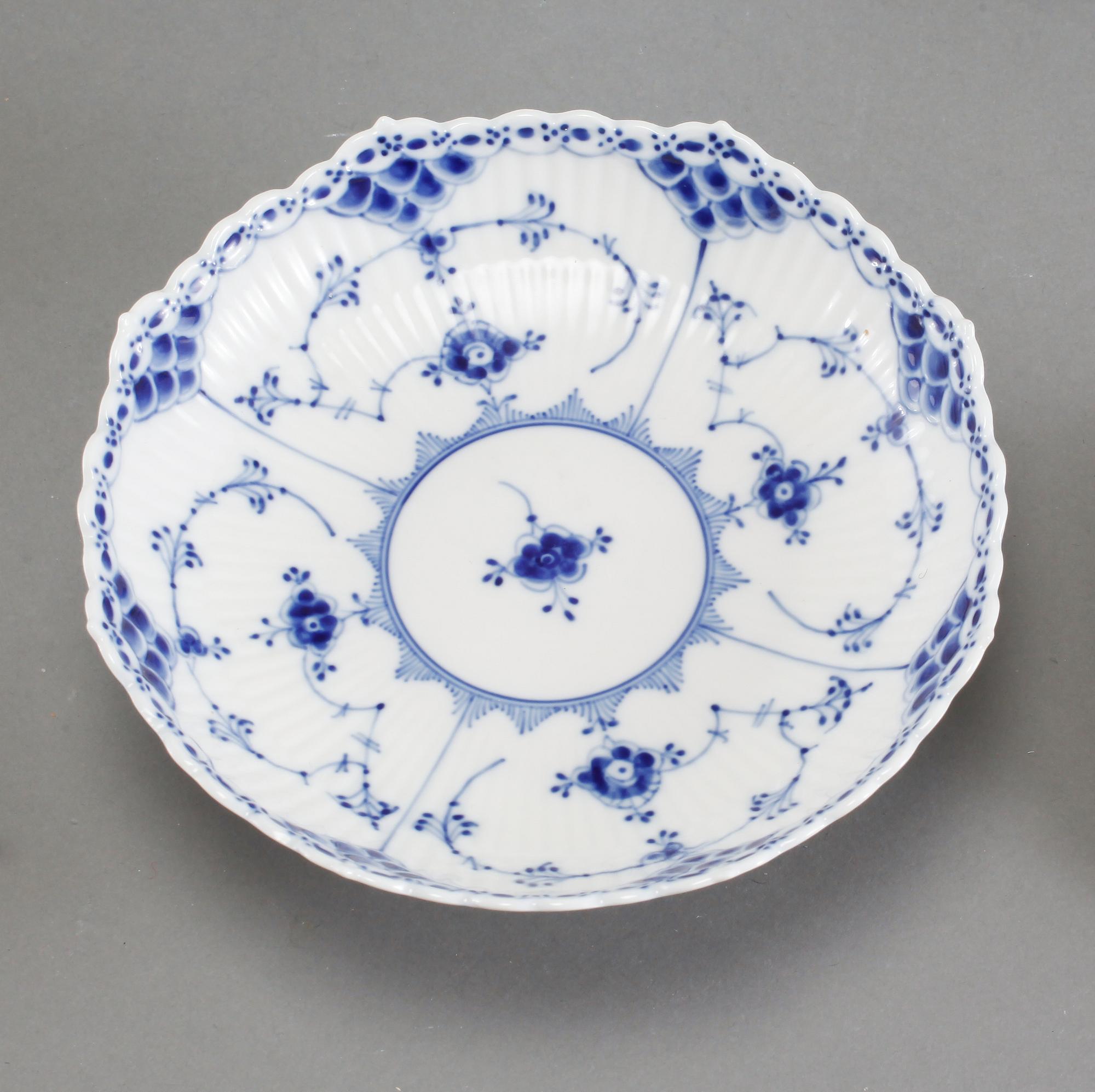 SERVISDELAR, 36 delar, porslin, "Musselmalet", Royal Copenhagen, 1900-tal.