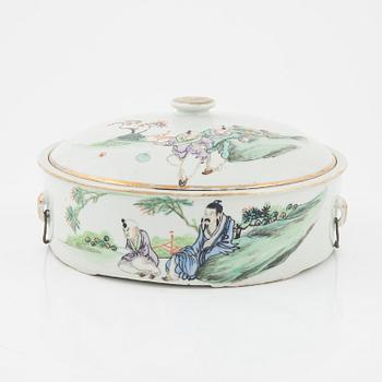 A Chinese tureen with cover, 20th Century.