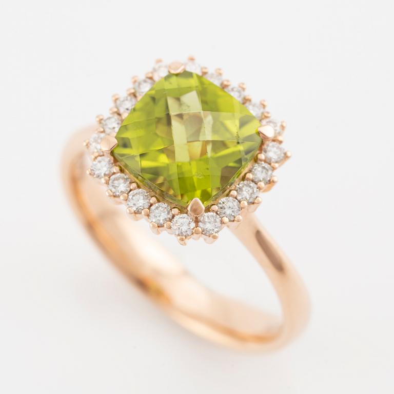 Ring in 18K gold with a faceted peridot and round brilliant-cut diamonds.
