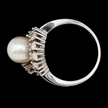RING, 18K vitguld, briljantslipade diamanter 0.63 ct enligt gravyr och odlad pärla. Total vikt ca 9 g.