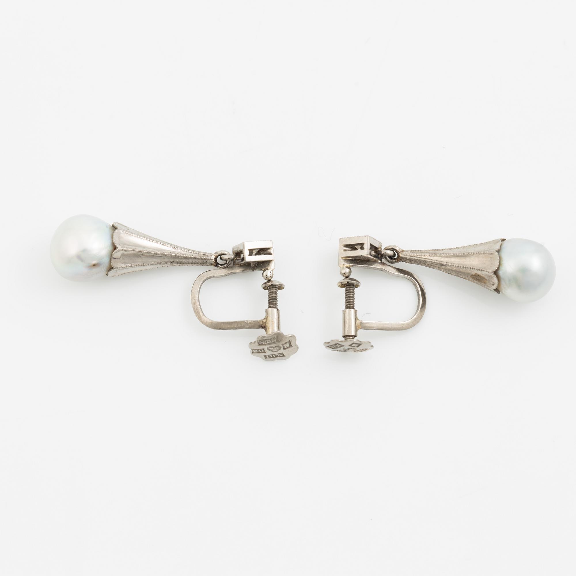 A pair of earrings in 18K white gold with cultured pearls and round brilliant-cut diamonds.