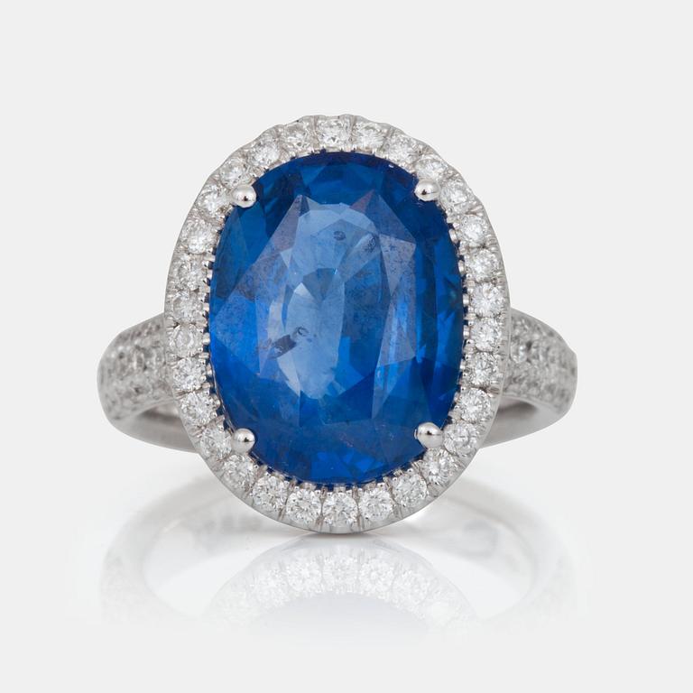 RING med safir, 8.71 ct enligt gravyr, samt briljantslipade diamanter totalt 0.78 ct.