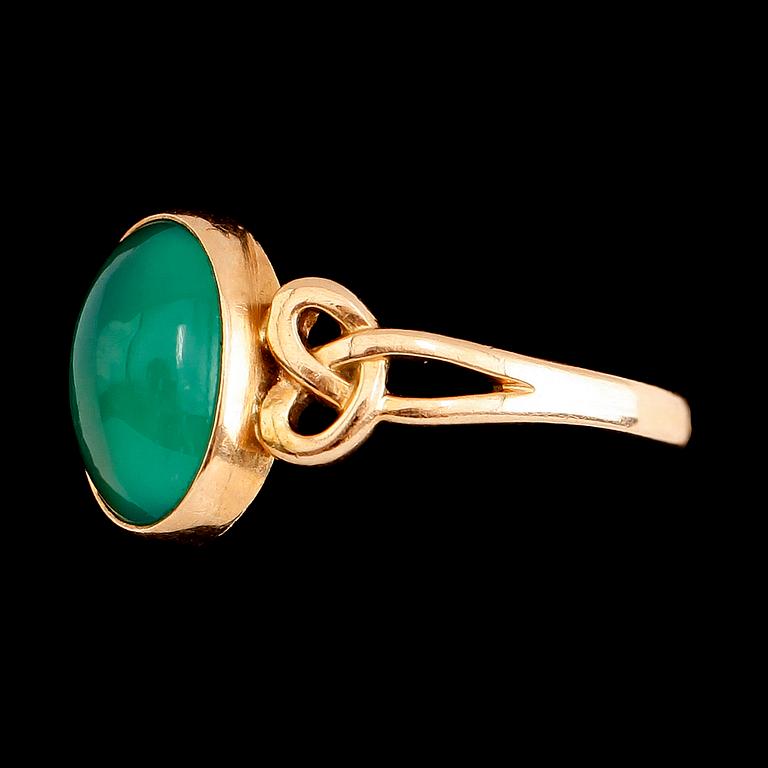 RING, 18 k guld, 1907, med cabochonslipad grön sten. Total vikt ca 2 gram.