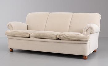 A Josef Frank offwhite covered sofa by Svenskt Tenn.