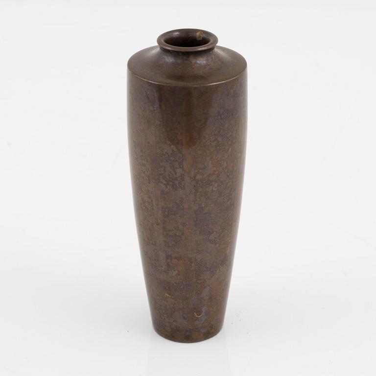 A Japanese bronze vase, Meiji period (1868-1912).