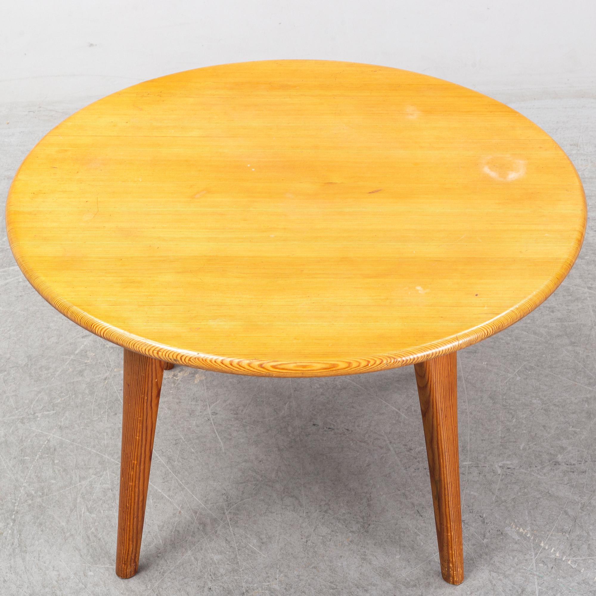 A Swedish 1960s pinewood round sofa table, design CARL MALMSTEN.
