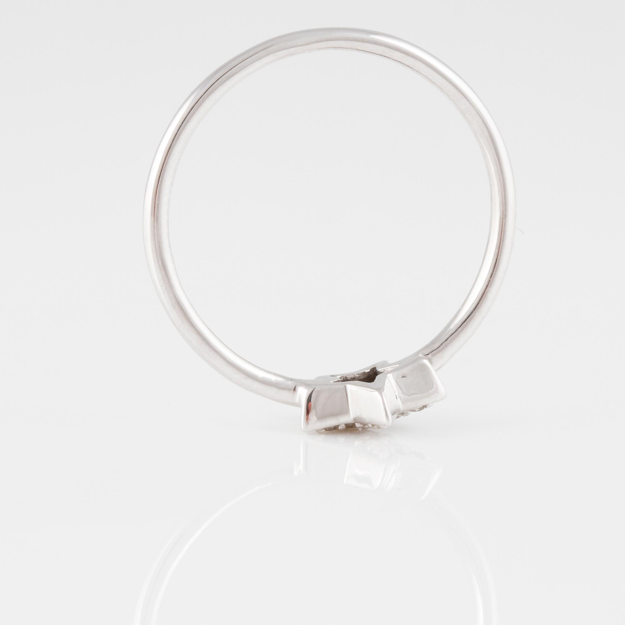RING, 18K vitguld med briljantslipade diamanter ca 0.06 ct. Vikt 1,4 gram.