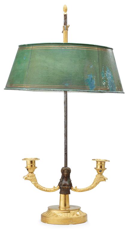 BORDSLAMPA, s.k. "lampe à bouillotte", för två ljus. Empire, 1800-talets första hälft.