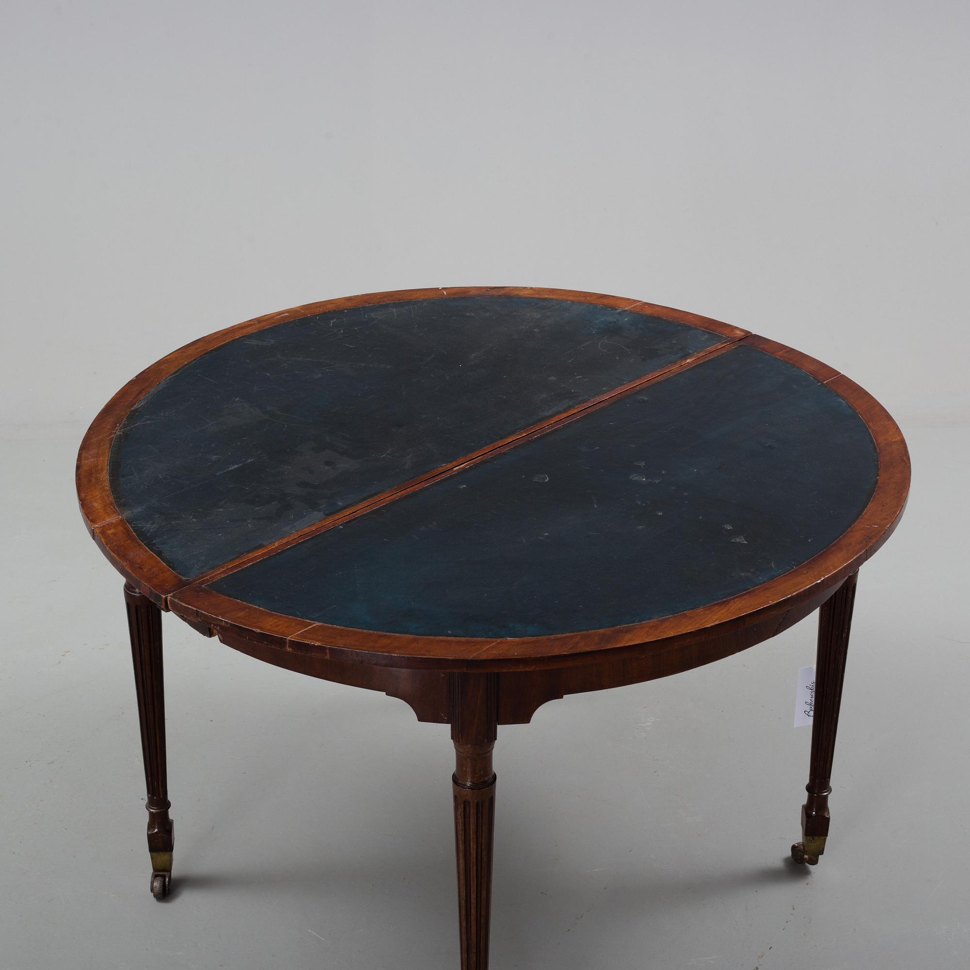 BORD, två stycken, 1800-tal, mahogny med trissor.