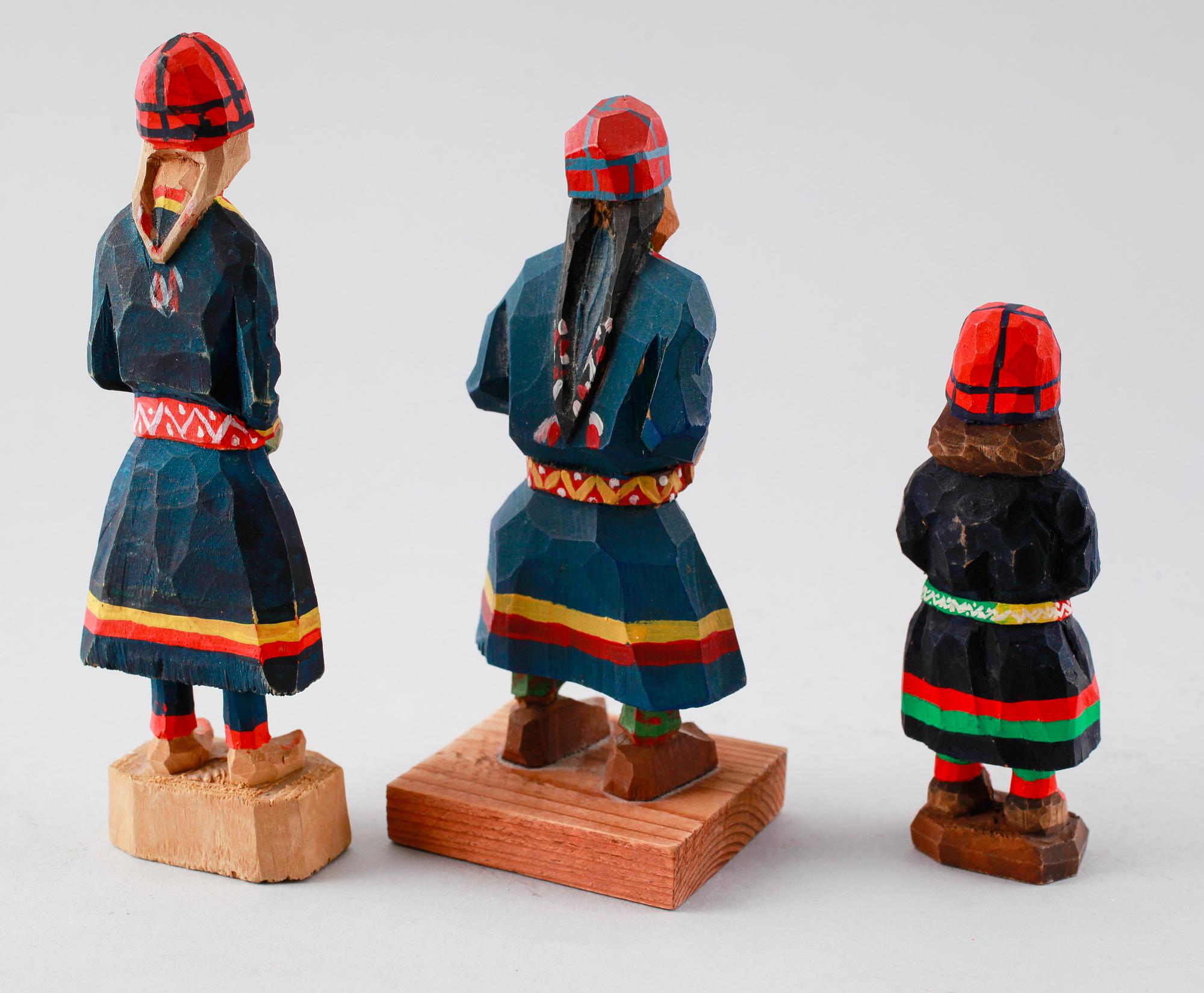 FIGURER, 3 st, skuret trä, bla Torborg Lindberg-Karlsson, 1900-tal.