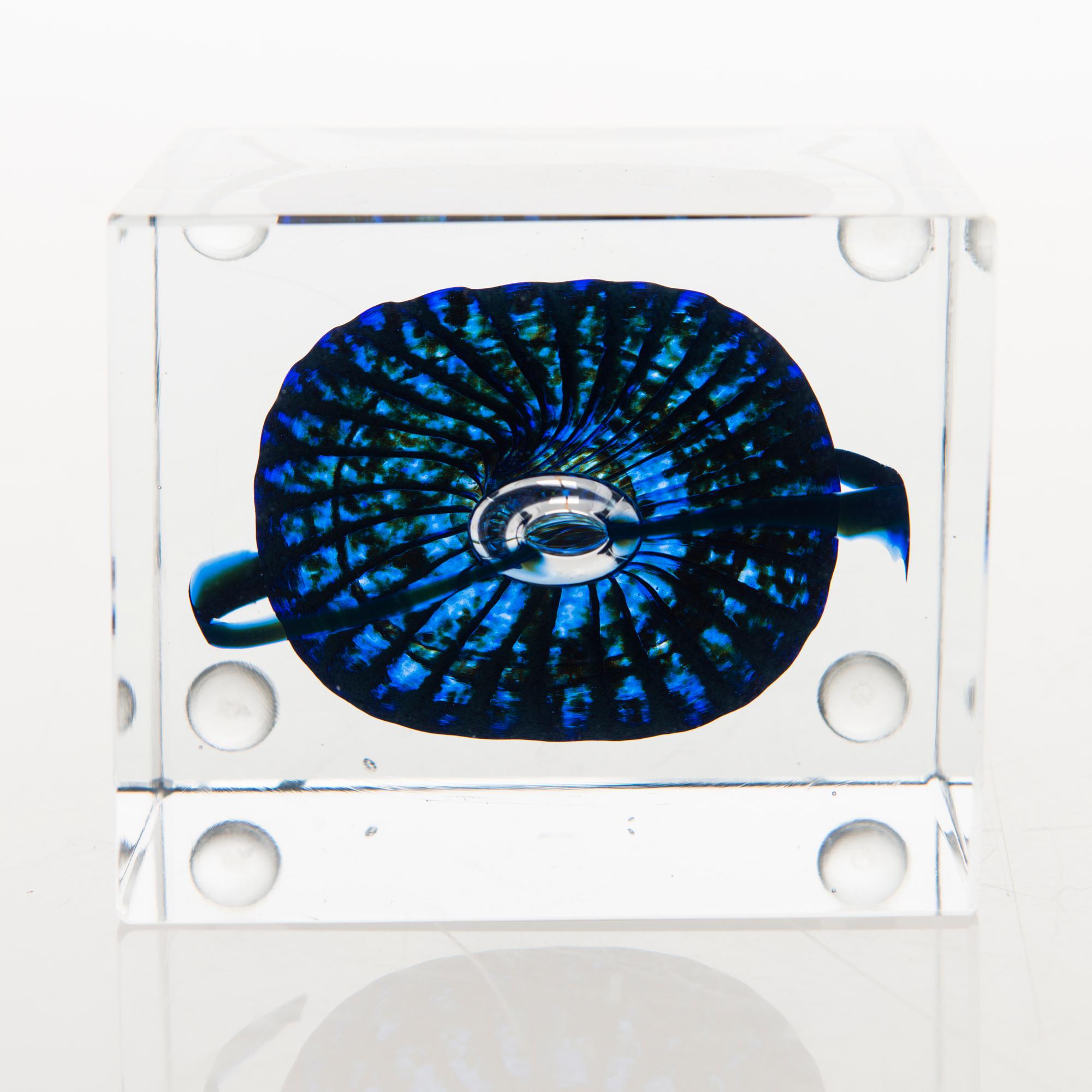 OIVA TOIKKA,  An annual glass cube, signed Oiva Toikka Nuutajärvi, Sampo-Yhtiöt.