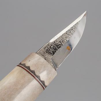 KAY ISAKSSON, Lycksele, Knivset, helhorn- samt halvhornskniv i ask, märkta.