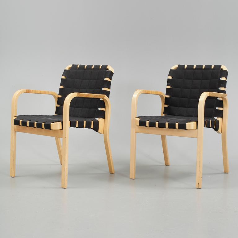 KARMSTOLAR, 2 st, modell 45, Alvar Aalto, Artek. Modellen formgiven 1947.