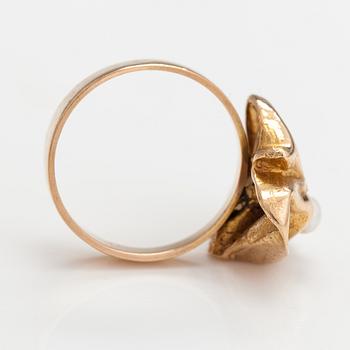 Björn Weckström, Ring "Brutet löv", 14K guld, odlade pärlor. Lapponia 1970.