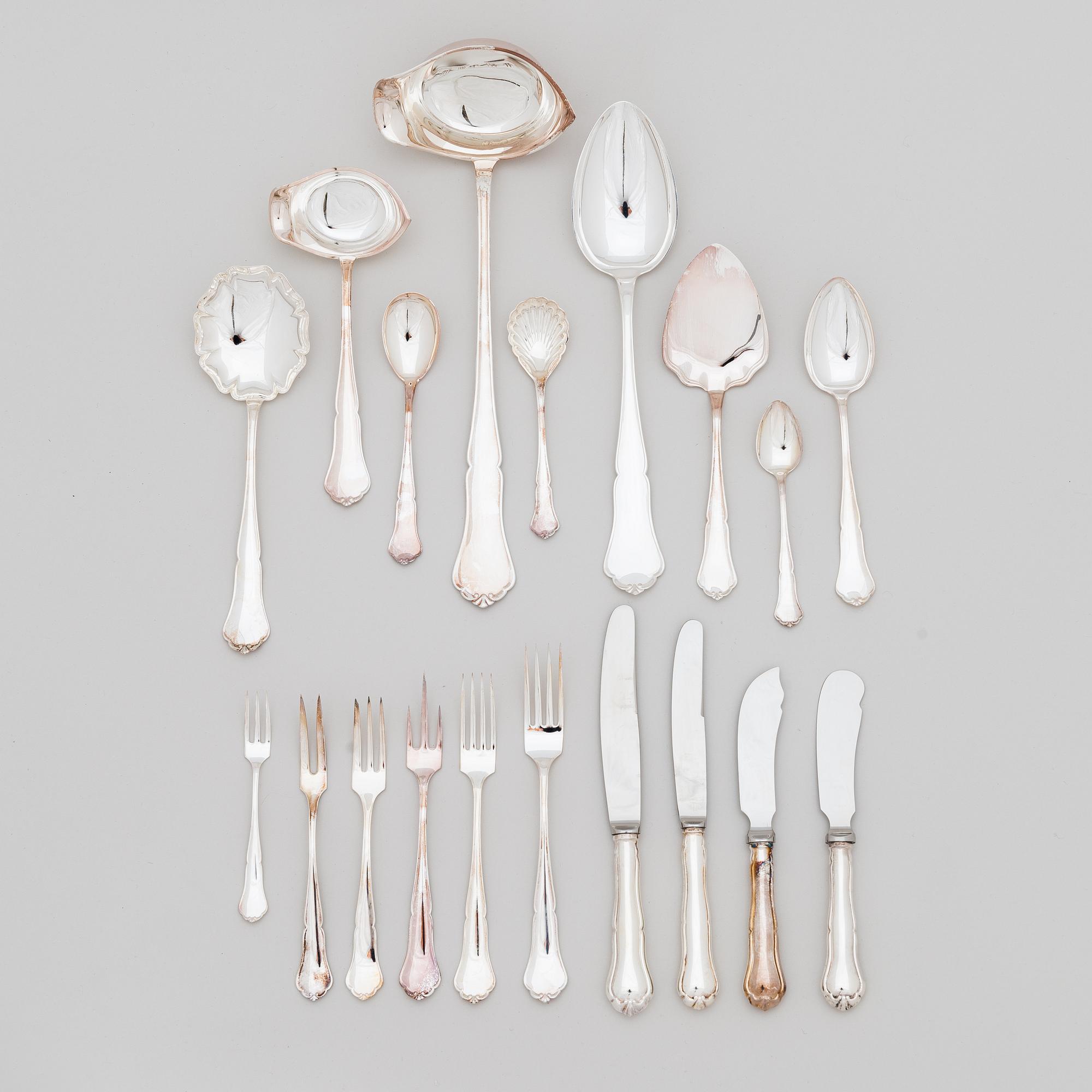 Aterinsarja, 100 osaa, hopeaa, "Chippendale", Auran Kultaseppä, Turku 1982. Aterinlaatikossa.