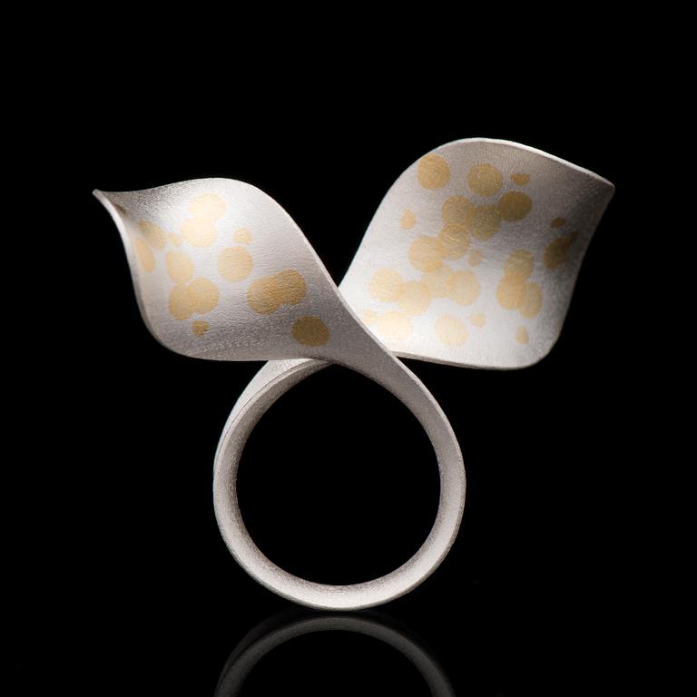 CHAO-HSIEN KUO, RING, "Leaf ring, gold bubbles", silver, 2012.