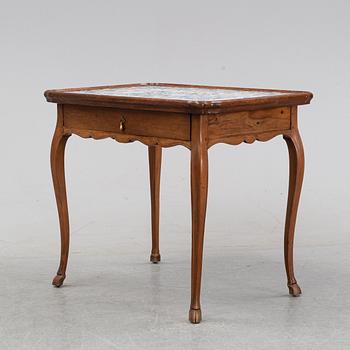 An oak tea table, around the year 1900.