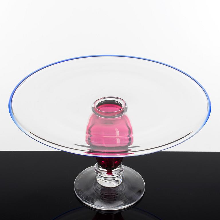 ANNA ÖRNBERG, skulptur, 2 delar, glas, Studioglas Strömbergshyttan, sign Anna Örnberg o märkta UNIK. Tårta daterad 2005.