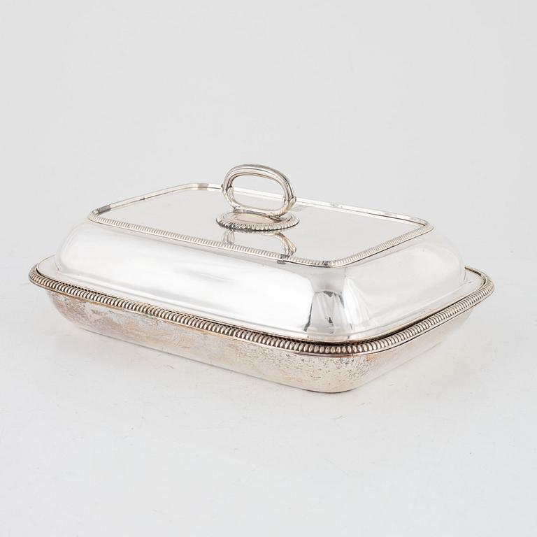 A pair of silver plated serving dishes with covers, first half of the 20th Century.
