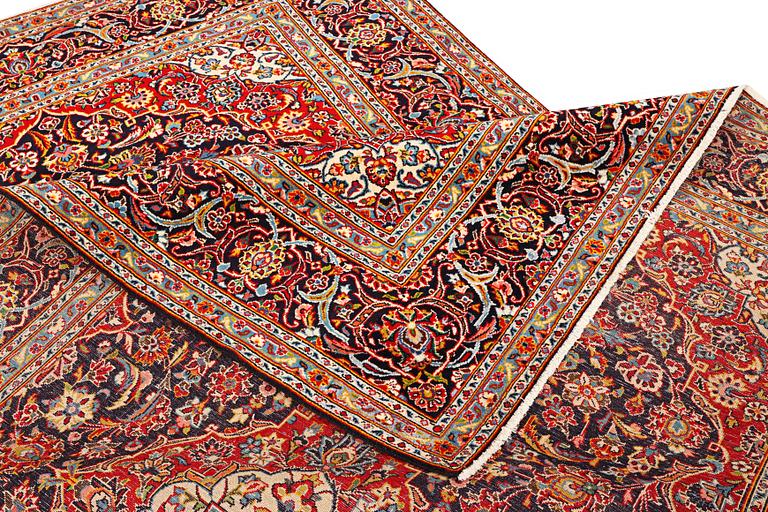 A Mahal carpet, a. 326 x 207 cm.