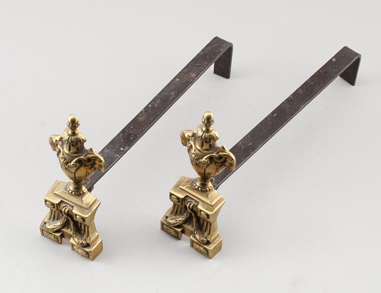 ELDHUNDAR, 1 par, mässing, Louis XVI-stil, 1900-talets andra hälft.