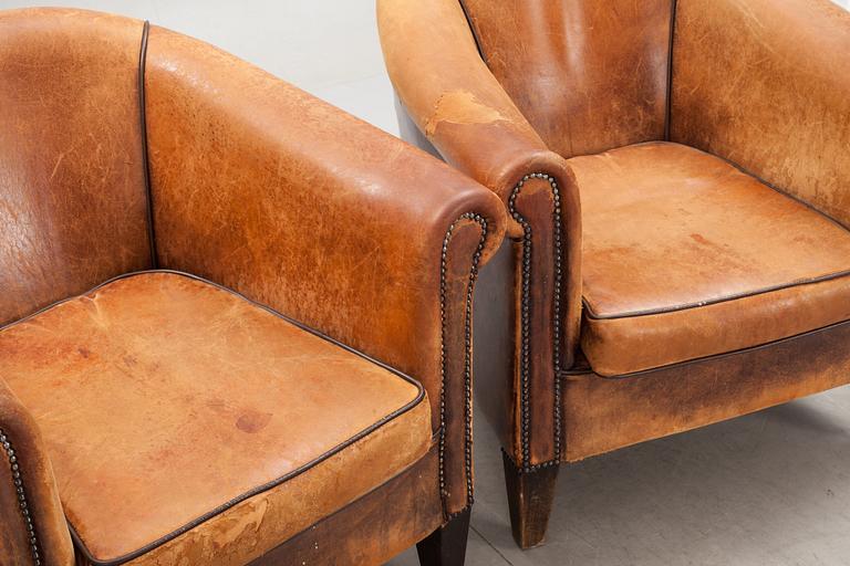 CLUBFÅTÖLJER, ett par, 1900-talets andra hälft.