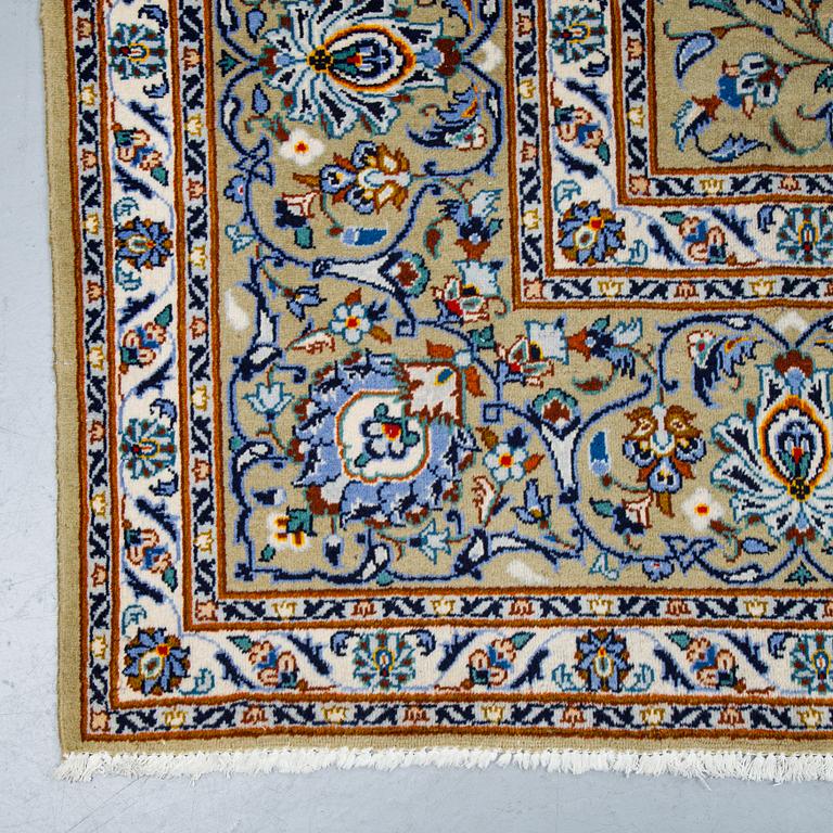 A carpet, Kashan signed, Janghair, ca 363 x 260 cm.