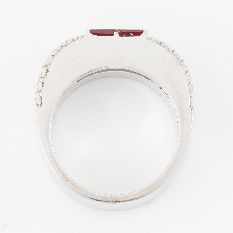 Ring in 18K white gold set with round brilliant-cut diamonds and faceted rubies.
