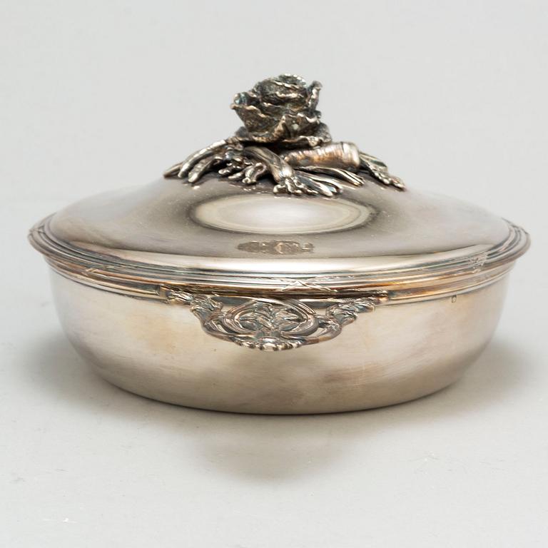 A French late 19th / early 20th century silver equelle and cover. Louis XVI-style.