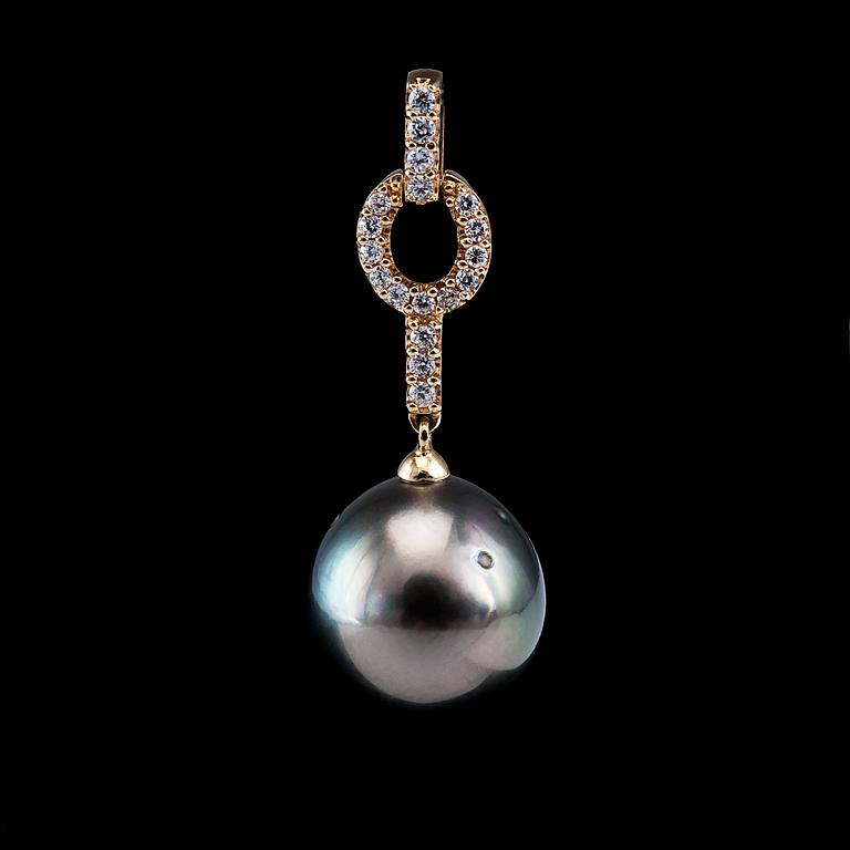 A PENDANT, Tahitian pearl approx. 14 mm, 18 small diamonds c. 0.2 ct.