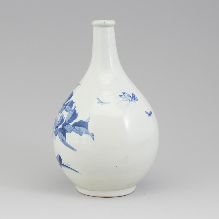 A korean 19th century porcelain bottle vase.