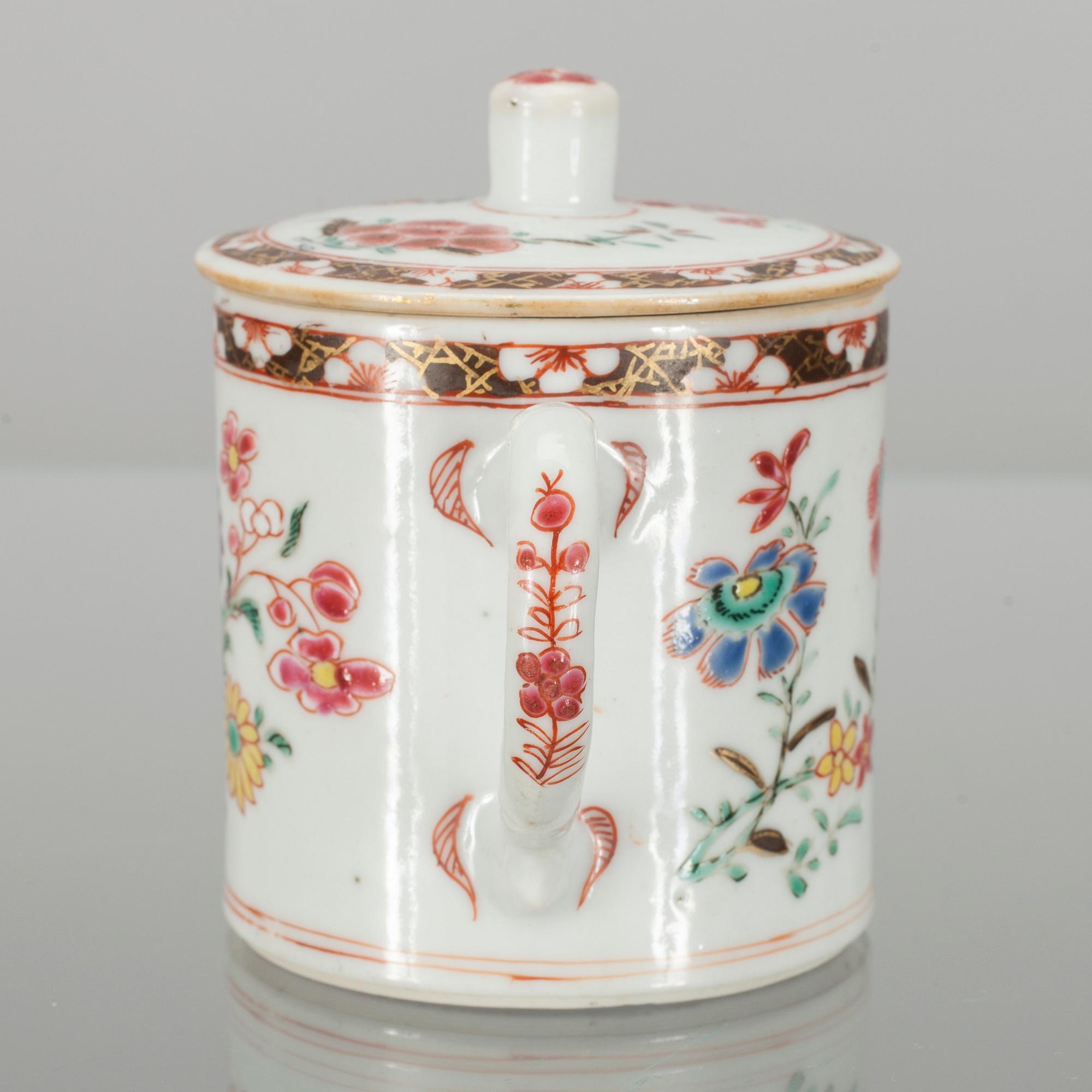 KRÄMKOPP OCH TALLRIK, porslin, Kina, famille rose, Qianlong 1736-1795.