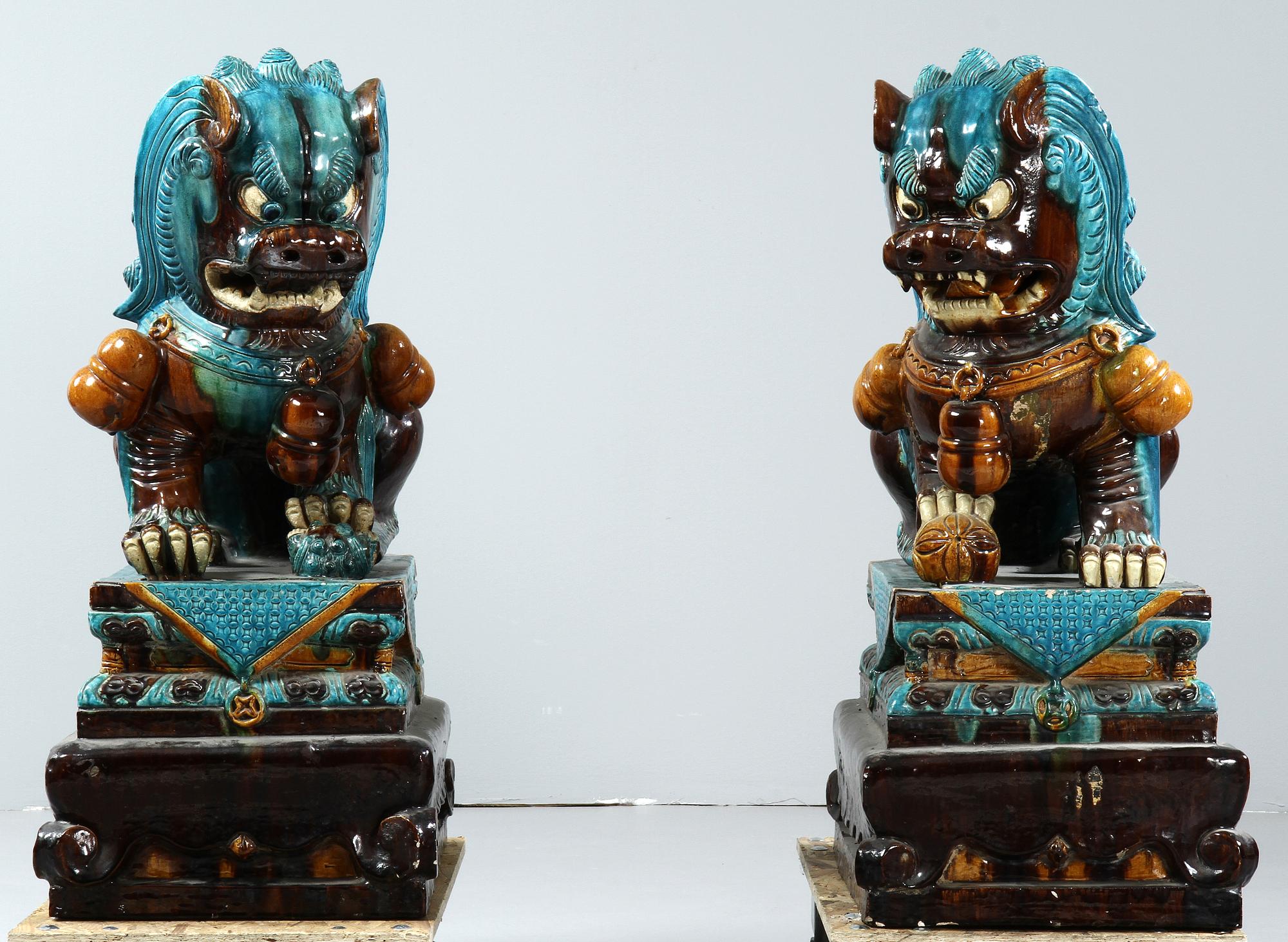 TEMPELLEJON, ett par, stengods, Kina, 1800/1900-tal.